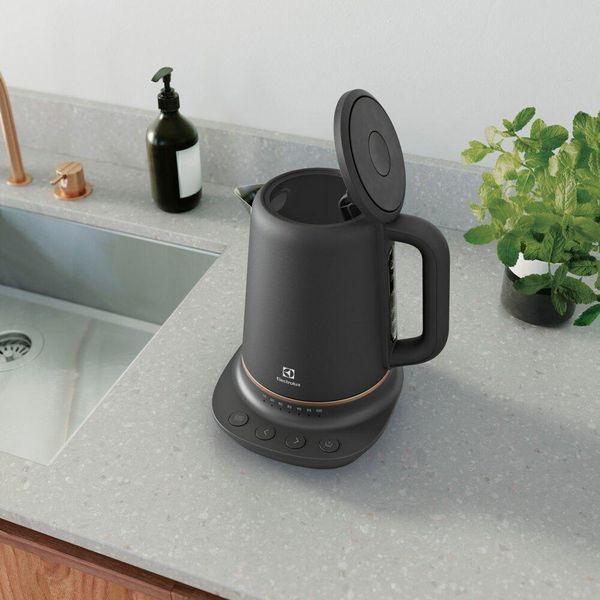 Электрочайник Electrolux E7K1-6BP 331030 фото